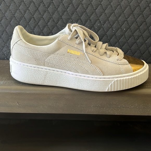 Puma suede, tennis shoes with gold tips size 8 - Picture 2 of 4